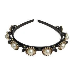 Hovedbilde H&aring;rb&oslash;yle med klips . hvit stor perle med gullfarget kant 